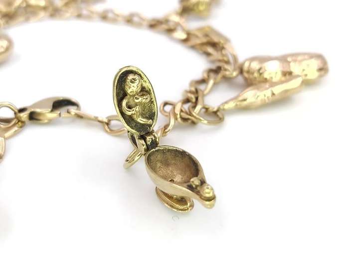 Vintage 9ct gold bracelet with LOTS of charms including a genie in a lamp!