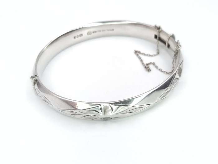 Vintage sterling silver faceted engraved bangle