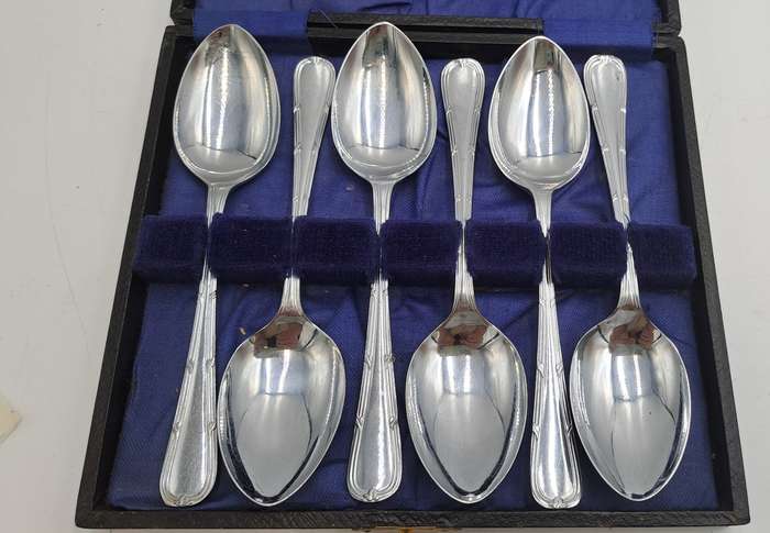 6 Vintage Chrome Plated Teaspoons -Boxed