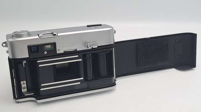 1961 Vintage Yashica Flash-O-Set 35mm Camera with Coupled View Range Finder -Leather Case and Box