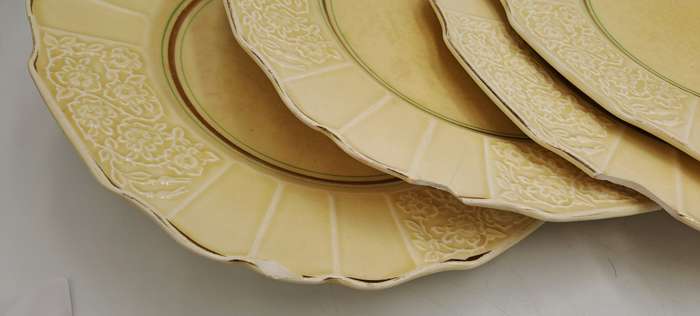 4 Vintage 1930's Myott Son & Co Ltd Cream Plates 22,3cm - Pattern 1338 -England (Chipped)