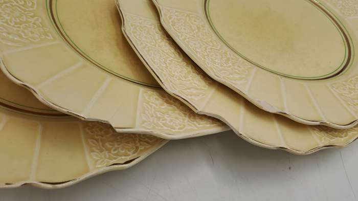 4 Vintage 1930's Myott Son & Co Ltd Cream Plates 22,3cm - Pattern 1338 -England (Chipped)