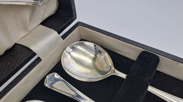 Vintage Sheffield cased silver dessert spoons with serving spoon, silver plated dessert set