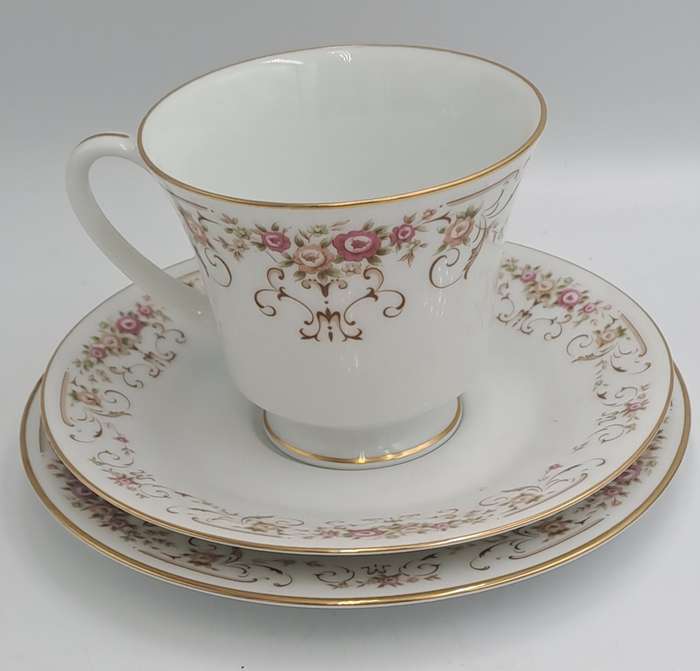 23 pc Vintage RC Japan Noritake "Roseyard" 470 -Tea set(6 Trios ,teapot creamer and Sugar bowl)