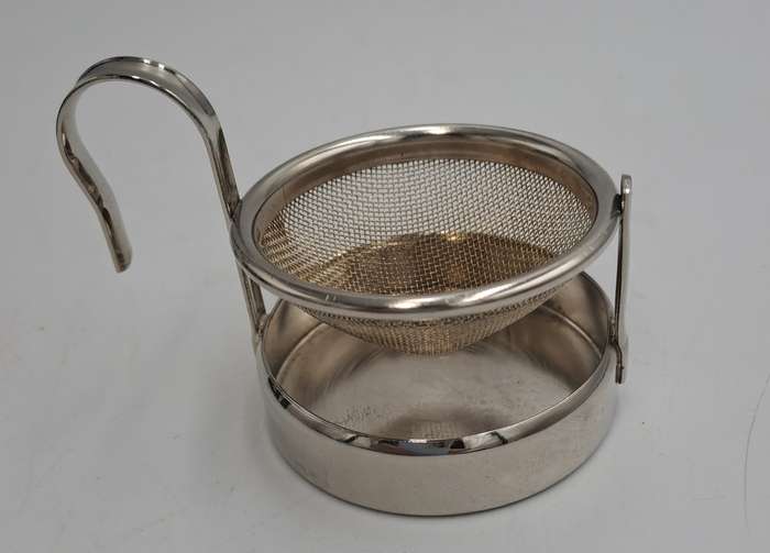 Silver Plated De-Lux Tea Strainer with tray -Boxed -5,1cm (H) x 6cm x 8cm