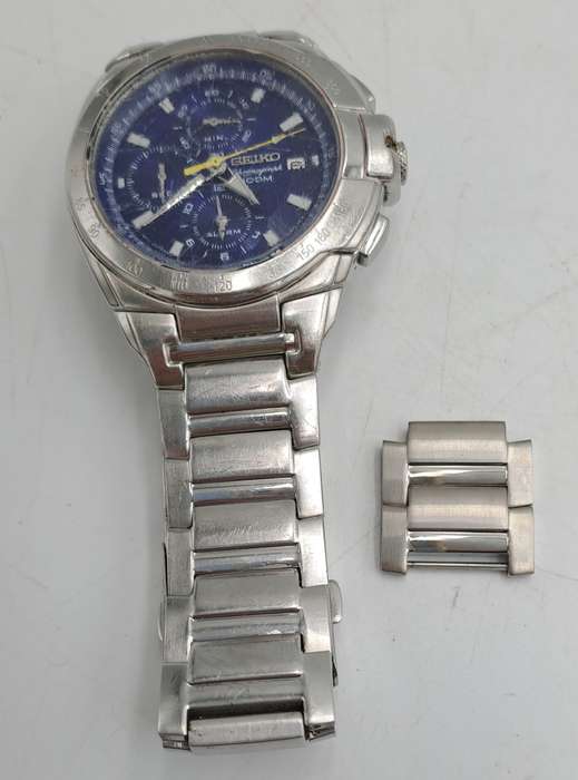 Pre-owned Seiko Chronograph Mens Quartz watch with Blue Dial -working -Crystal Badly scratched