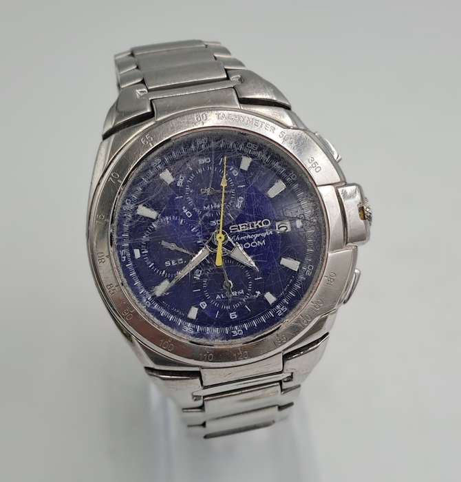 Pre-owned Seiko Chronograph Mens Quartz watch with Blue Dial -working -Crystal Badly scratched