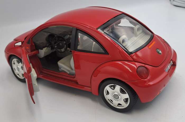 Burago 1998 Volkswagen New Beetle Made In Italy Scale 1/18