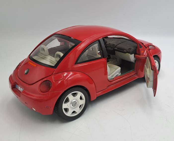 Burago 1998 Volkswagen New Beetle Made In Italy Scale 1/18