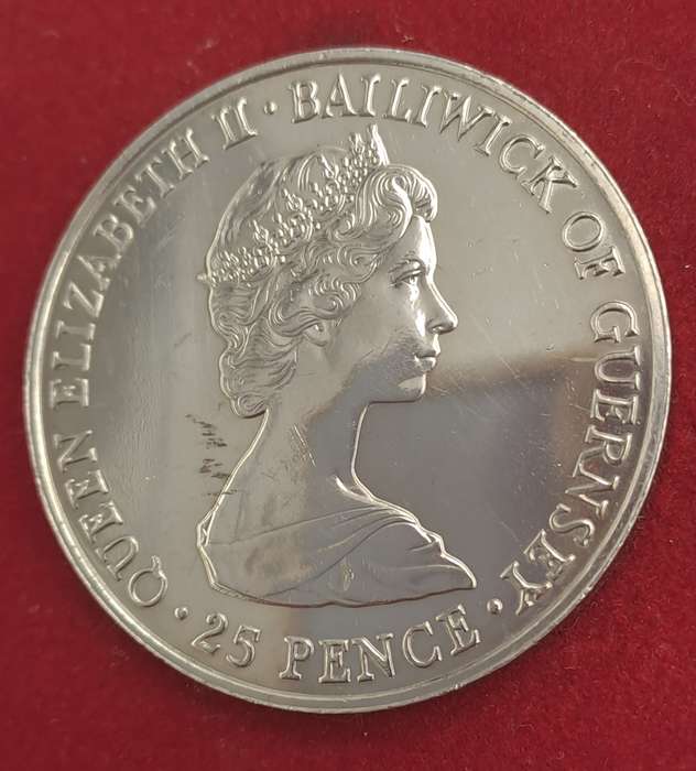 1980 United Kingdom 25 Pence - Guernsey  Elizabeth II Queen Mother Silver