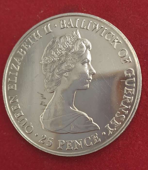 1980 United Kingdom 25 Pence - Guernsey  Elizabeth II Queen Mother Silver