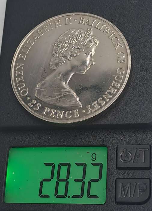 1980 United Kingdom 25 Pence - Guernsey  Elizabeth II Queen Mother Silver