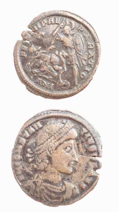 Ancient Roman Coin CONSTANTIUS II Centenniolis 336-360 A.D. GALDIATOR HORSEMAN WAR BATTLE