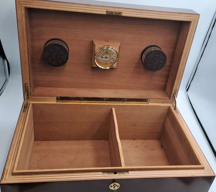 Wood Cigar Box with Hygrometer- with Key -fuenze made in italy