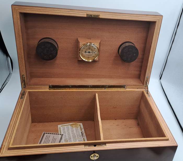 Wood Cigar Box with Hygrometer- with Key -fuenze made in italy