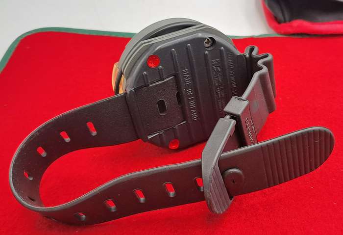 Pre-owned Suunto Dive Computer watch  -with scratch Guard and Bag Need Battery
