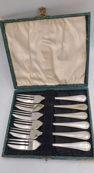 6  E.P.N.S silver plated vintage snack forks in original box
