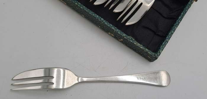 6  E.P.N.S silver plated vintage snack forks in original box
