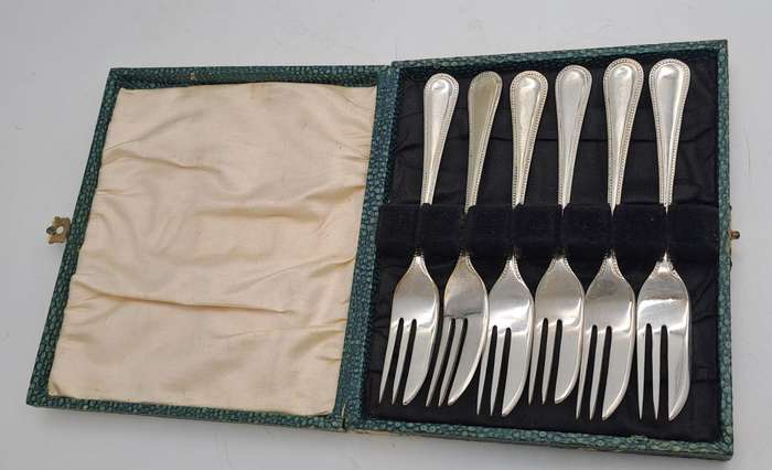 6  E.P.N.S silver plated vintage snack forks in original box