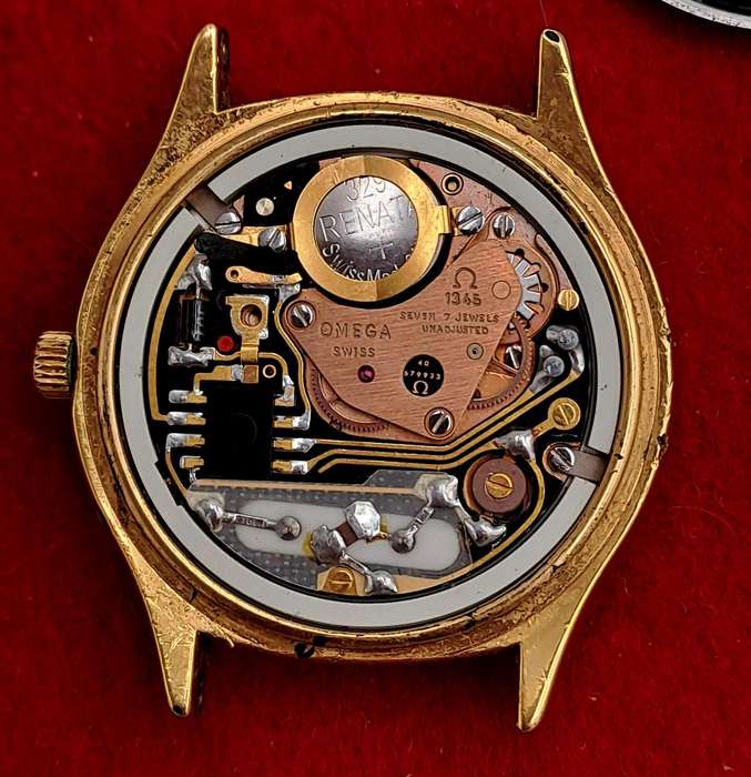 Vintage 1980's Omega quartz 1384 watch with United Logo -engraved -running but need repairs