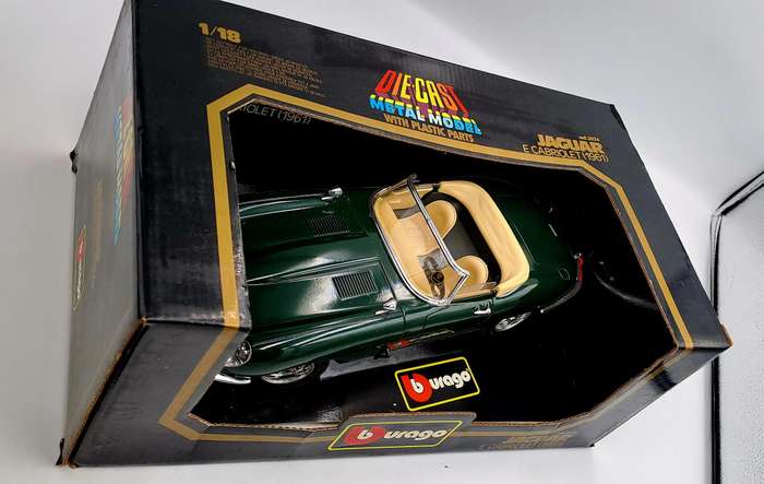 Burago 1/18 Scale Diecast 3026 - Green 1961 Jaguar E Type Cabriolet -