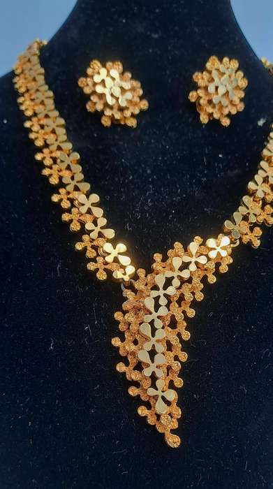 Vintage Goldtone Necklace and earings set -Boxed