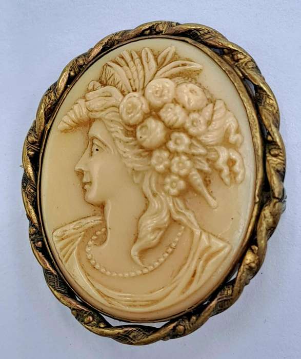 Vintage Cameo Brooch 4cm x 3,5cm