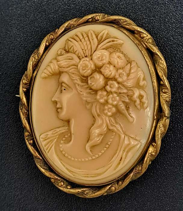 Vintage Cameo Brooch 4cm x 3,5cm