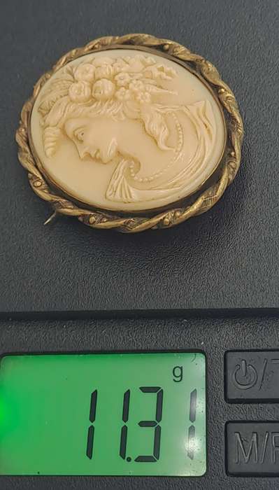 Vintage Cameo Brooch 4cm x 3,5cm