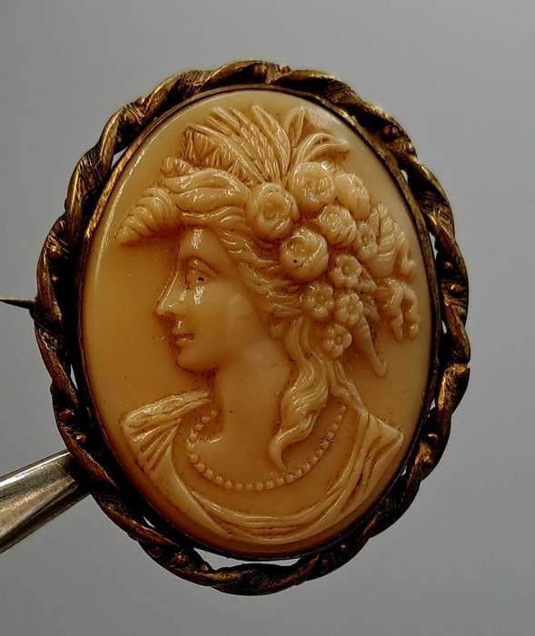 Vintage Cameo Brooch 4cm x 3,5cm