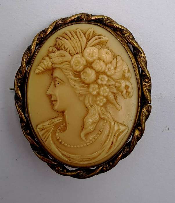 Vintage Cameo Brooch 4cm x 3,5cm
