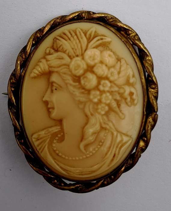 Vintage Cameo Brooch 4cm x 3,5cm