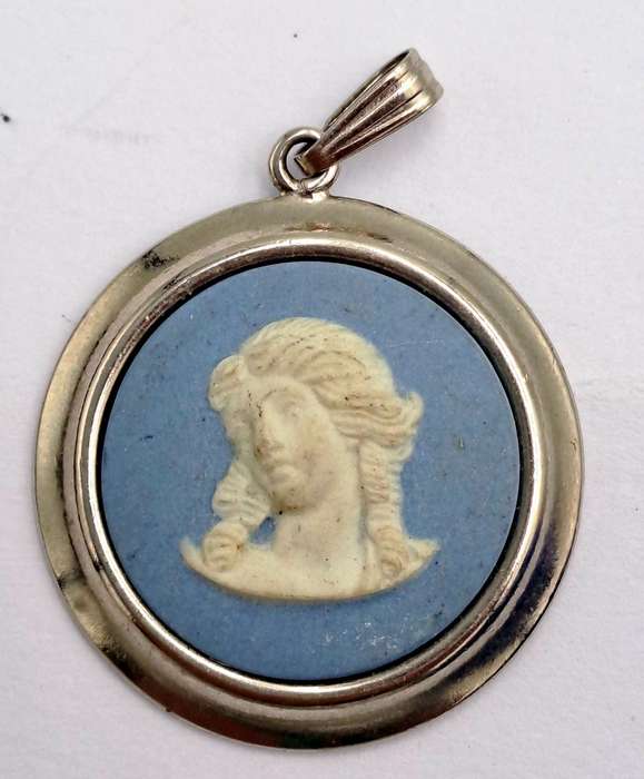 Vintage 1960's Wedgewood Jasperware Cameo Pendant 25mm in Diameter