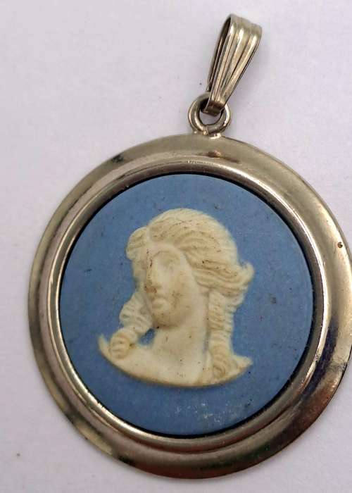 Vintage 1960's Wedgewood Jasperware Cameo Pendant 25mm in Diameter