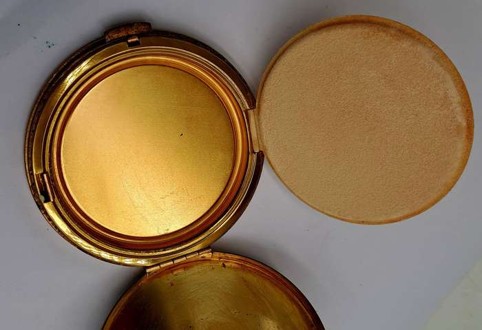 Vintage  Ladies Powder Compact
