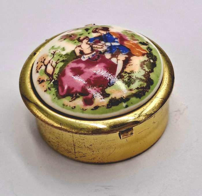 Vintage Victorian Courting Couple Enamel Hinged Round Pill Box Made In Japan