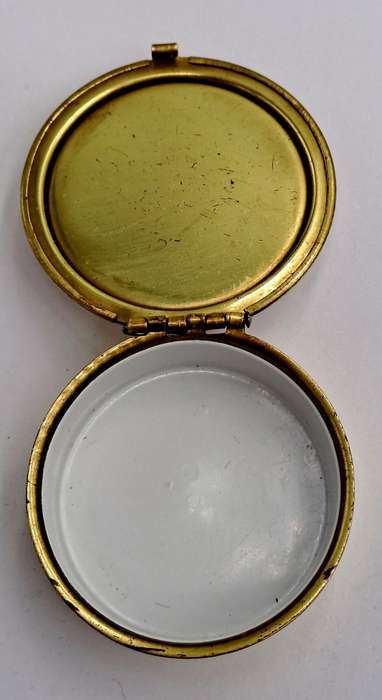 Vintage Victorian Courting Couple Enamel Hinged Round Pill Box Made In Japan