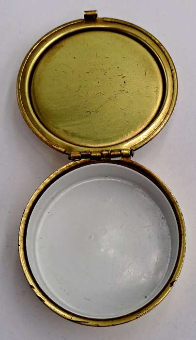 Vintage Victorian Courting Couple Enamel Hinged Round Pill Box Made In Japan