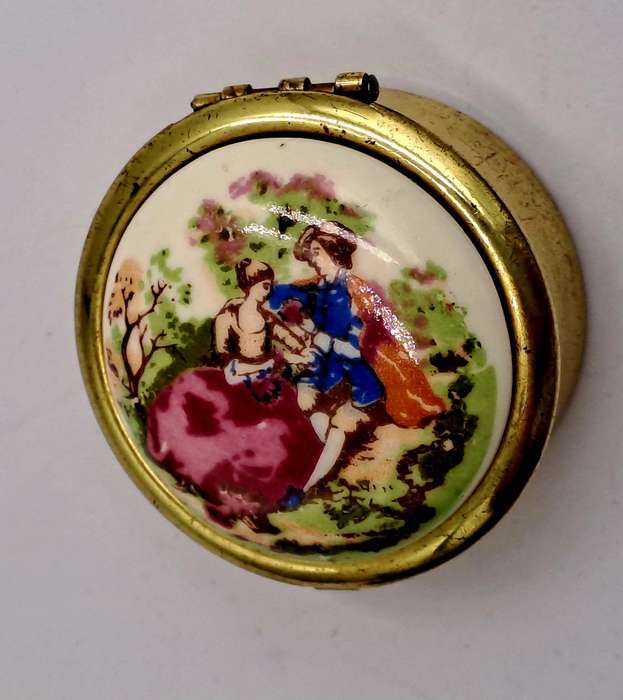 Vintage Victorian Courting Couple Enamel Hinged Round Pill Box Made In Japan