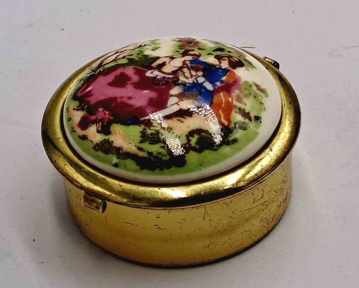 Vintage Victorian Courting Couple Enamel Hinged Round Pill Box Made In Japan