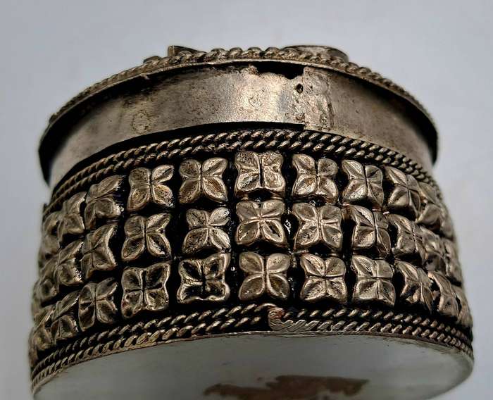Vintage Trinket Box Black enamel teardrop and square inlays see condition
