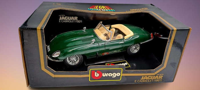 Burago 1/18 Scale Diecast 3026 - Green 1961 Jaguar E Type Cabriolet -
