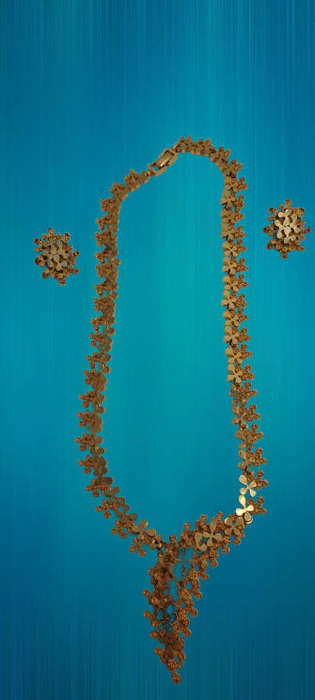 Vintage Goldtone Necklace and earings set -Boxed