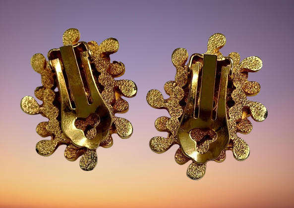 Vintage Goldtone Necklace and earings set -Boxed