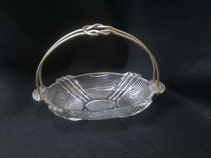Beautiful glass bowl with carry handle