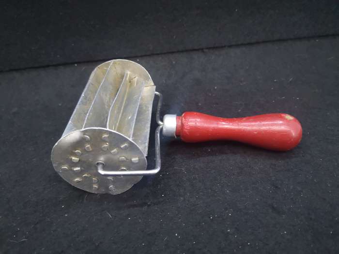 Koeksuster cutter red wooden handle