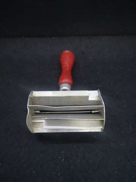 Koeksuster cutter red wooden handle