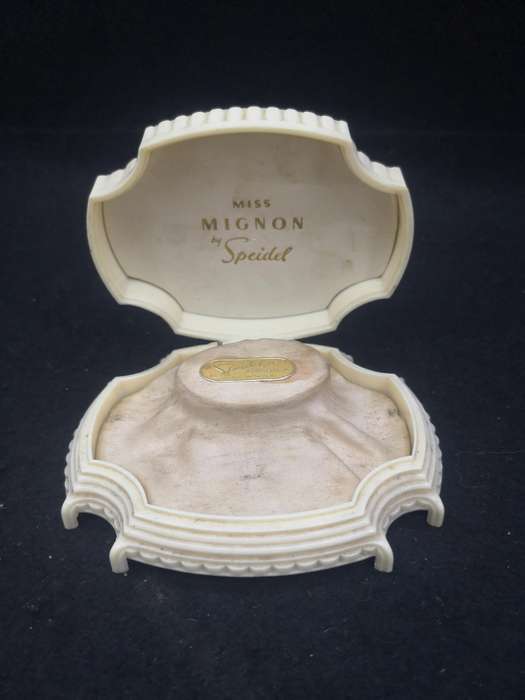 Plastic jewelry presentation box