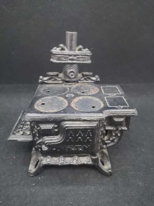 Cast iron Queen salesman sample stove