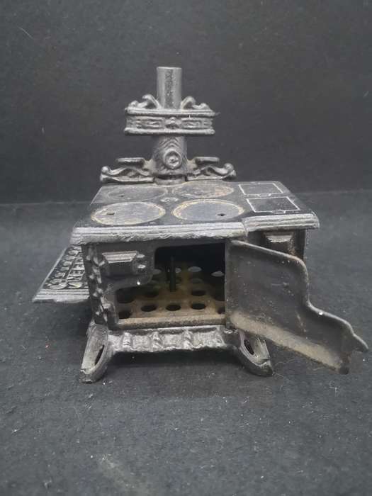 Cast iron Queen salesman sample stove